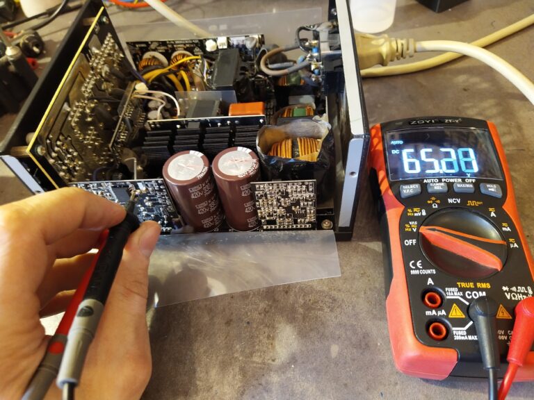 Kontrola napětí na primární straně pomocného zdroje ve zdroji FSP Hydro G 750. Napětí je v pořádku.