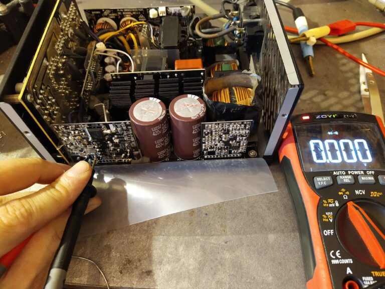 Kontrola diody, která je zapojena paralelně k tranzistoru synchronního usměrňovače v pomocném zdroji ve zdroji FSP Hydro G 750. Dioda je vadná, tranzistor je v pořádku.