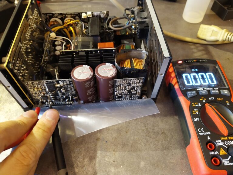 Kontrola tranzistoru synchronního usměrňovače v pomocném zdroji ve zdroji FSP Hydro G 750. Tranzistor vypadá vadný.