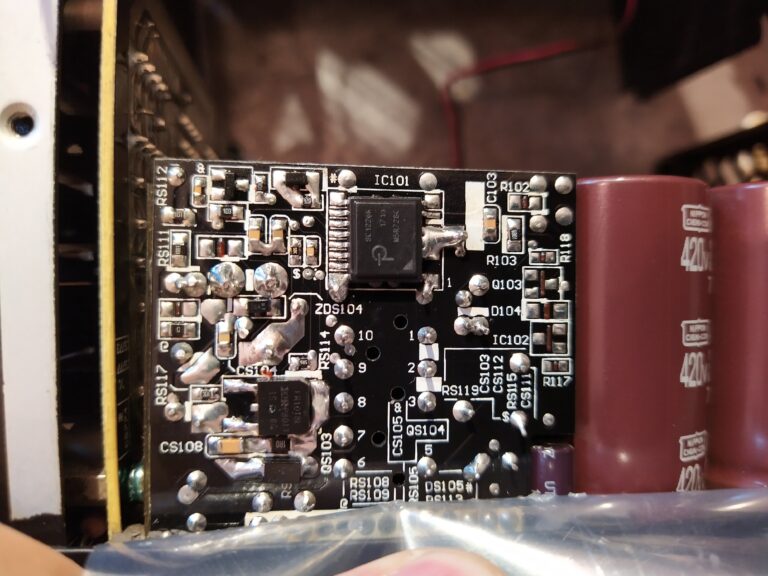 Opravený pomocný zdroj zpátky ve zdroji FSP Hydro G 750.