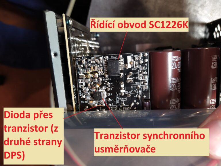 DPS pomocného zdroje ve zdroji FSP Hydro G 750 s vyznačenými hlavními komponenty.