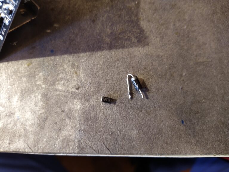 Původní dioda SR206 a nová dioda SK36SMA do synchronního usměrňovače pomocného zdroje ze zdroje FSP Hydro G 750.