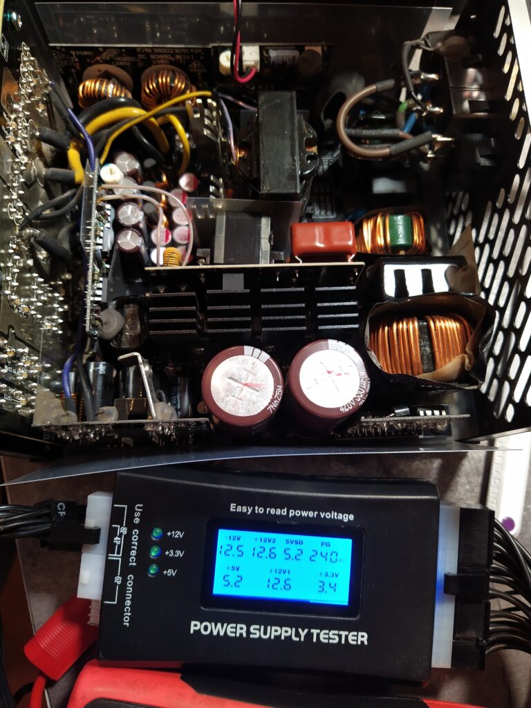 Testování zdroje FSP Hydro G 750 po opravě pomocí testeru PC zdrojů z Aliexpressu.