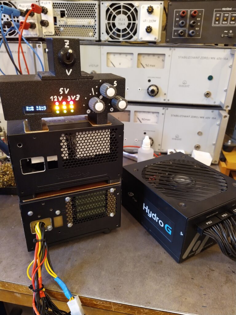 Testování zdroje FSP Hydro G 750 po opravě pomocí zátěžového testeru PC zdrojů na zátěž 510 W.