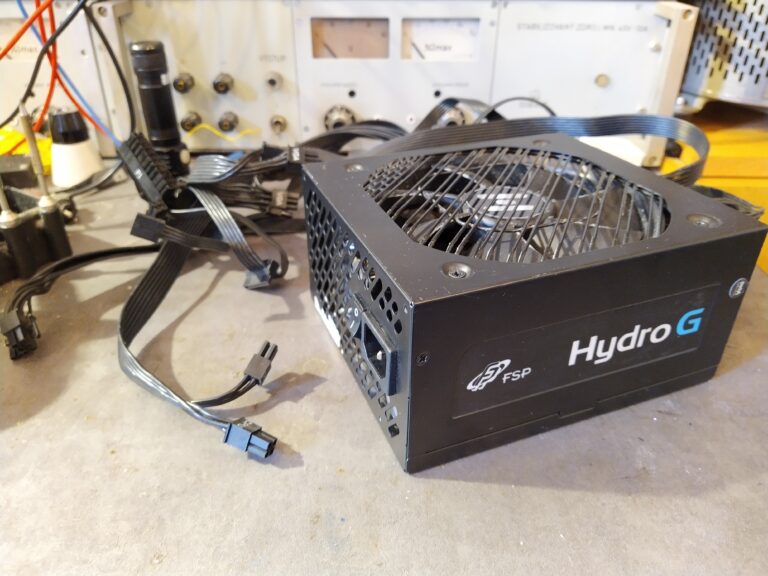 Zdroj FSP Hydro G 750 z boku.