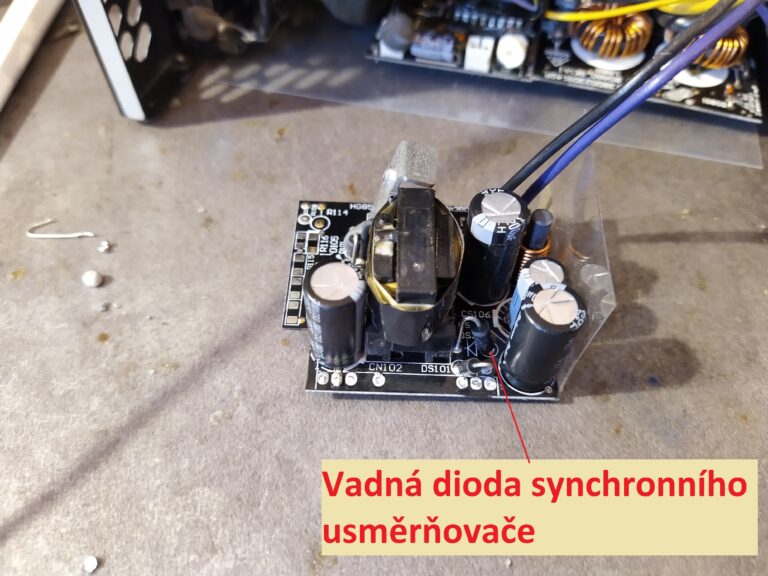 Vyletovaný pomocný zdroj ze zdroje FSP Hydro G 750 s vyznačenou vadnou diodou ze synchronního usměrňovače.