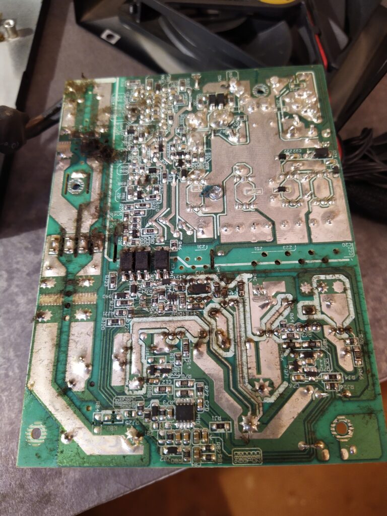 DPS zdroje FSP Hydro HD600 ze spodní strany před vyčištěním. Zdroj už má něco za sebou.