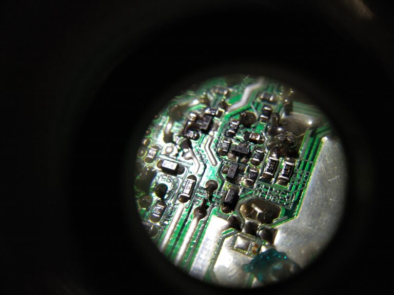 Detail původního tranzistoru v +3,3V stabilizátoru ve zdroji FSP Hydro HD600. Tranzistor má na sobě označení ZF. Nad ním je integrovaný obvod AP431 s označením 43.