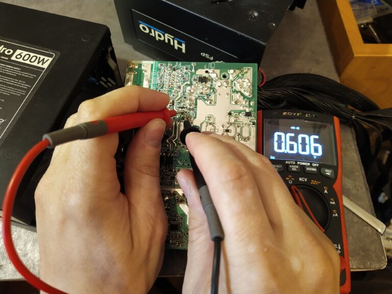 Kontrola tranzistoru ve stabilizátoru pro +3,3V větev. Přechod BE je v pořádku.