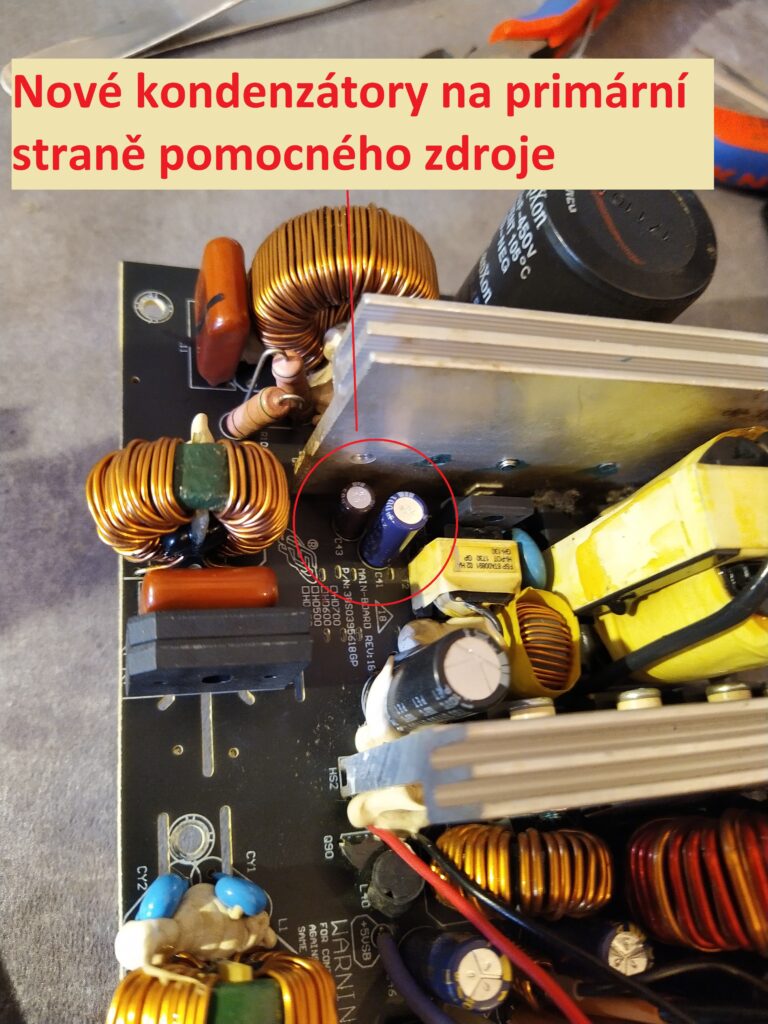 Nové elektrolytické kondenzátory na primární straně pomocného zdroje ve zdroji FSP Hydro HD600.