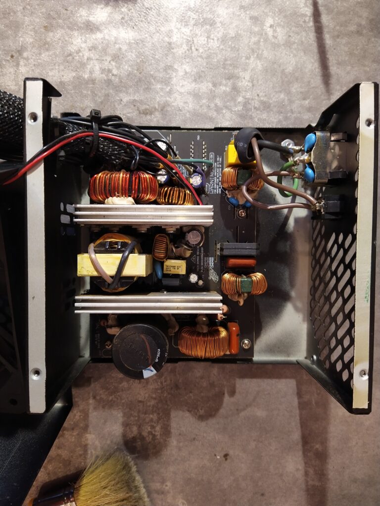 Pohled shora do rozebraného zdroje FSP Hydro HD600 před opravou.