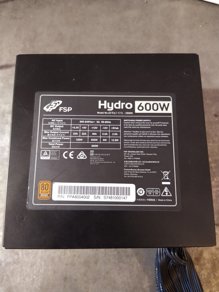 Zdroj FSP Hydro HD600 shora.