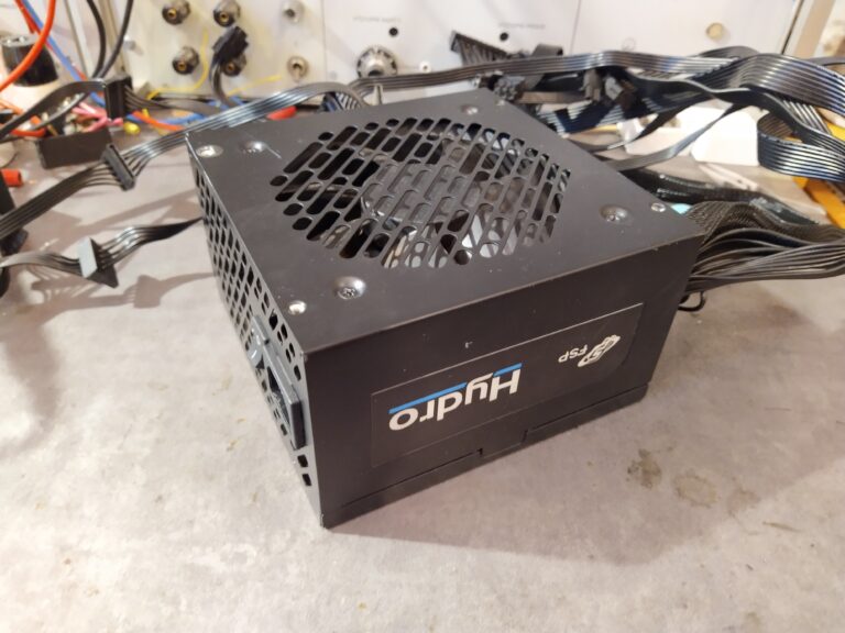 Zdroj FSP Hydro HD600 z boku.