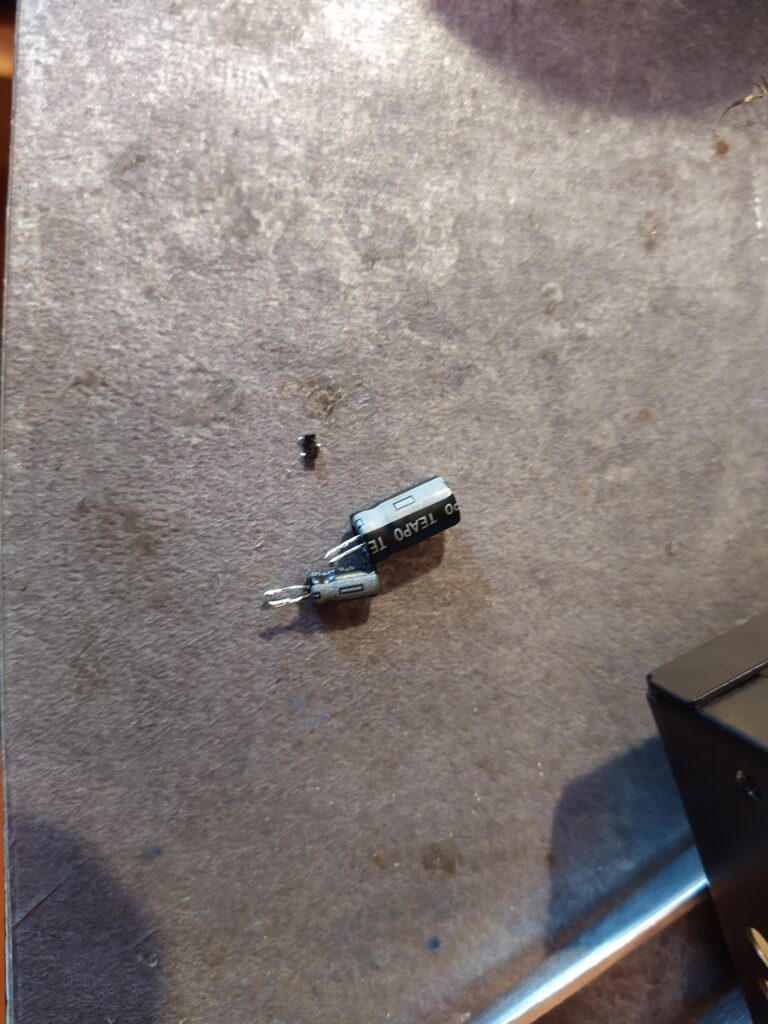 Vadné díly ze zdroje FSP Hydro HD600.