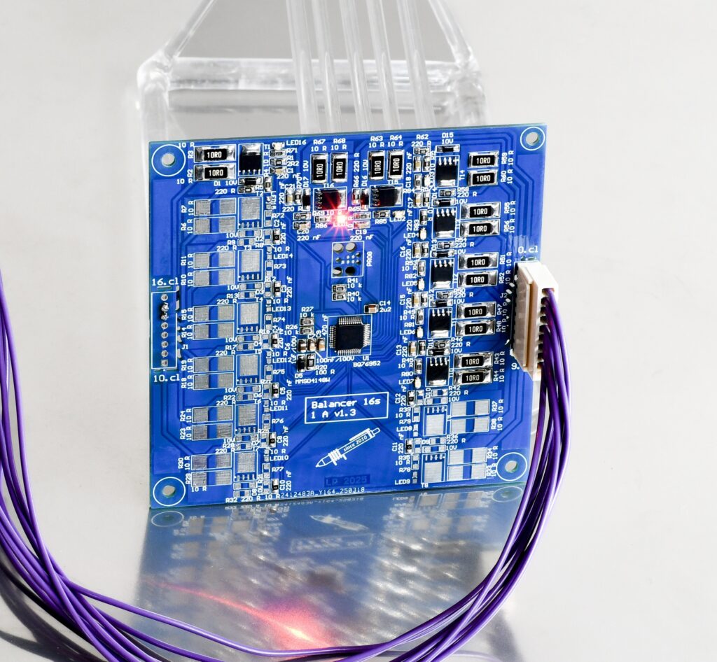Balancér pro LiFePo4 baterie 8s v chodu.