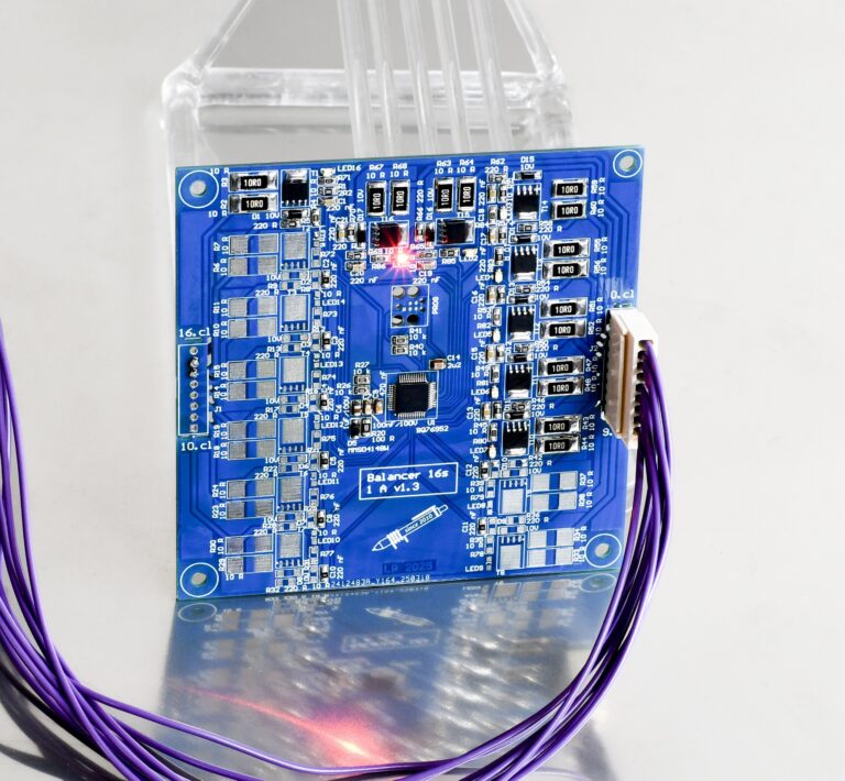 Balancér pro LiFePo4 baterie 8s v chodu.