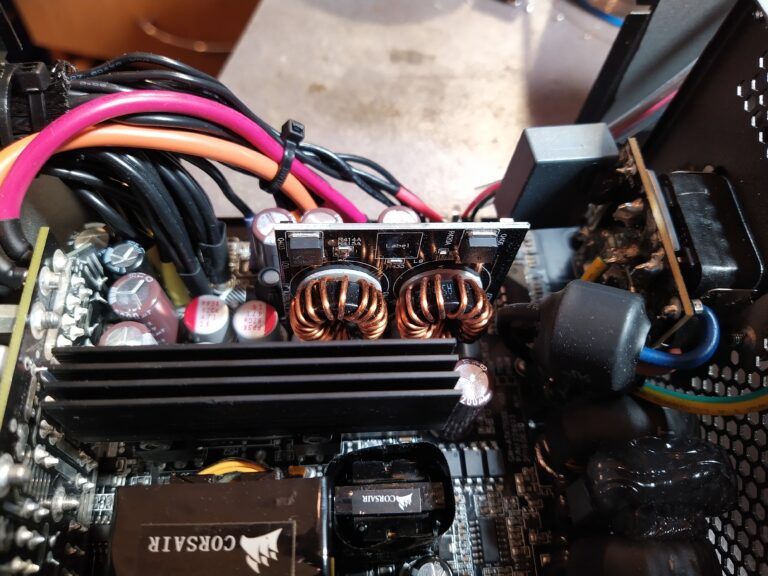 DPS step-down měničů ve zdroji Corsair TX750M zezadu. Vpravo nahoře je tranzistor Q406.