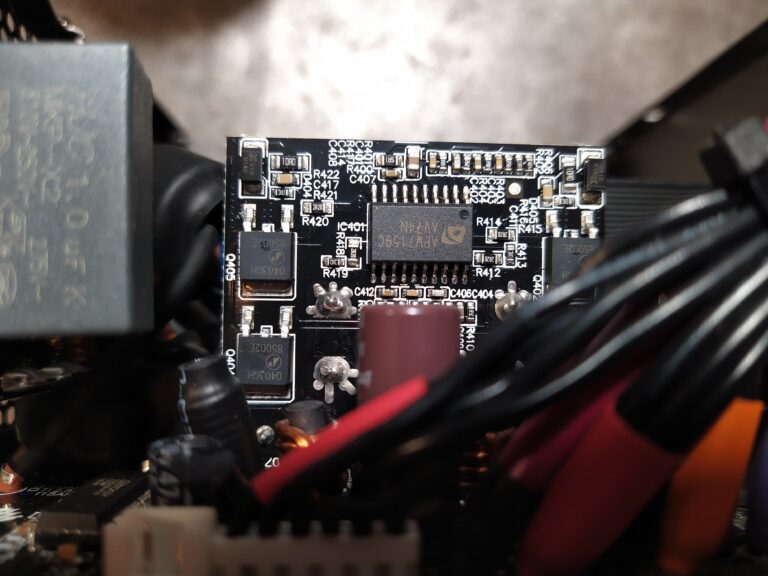 DPS step-down měničů ve zdroji Corsair TX750M zpředu.