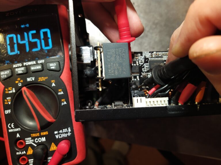 Měření high-side tranzistoru Q404 v step-down měniči ze zdroje Corsair TX750M. Tranzistor je v pořádku.