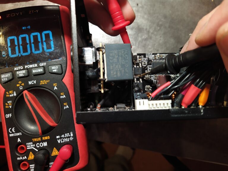 Měření paralelní low-side kombinace Q405, Q406 a diody v step-down měniči ze zdroje Corsair TX750M. Alespoň jedna ze součástek je vadná.