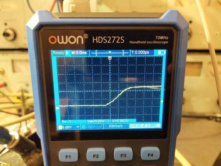 Kontrola náběhu napětí +12V větve po zapnutí u zdroje Corsair TX750M. Větev je v pořádku.