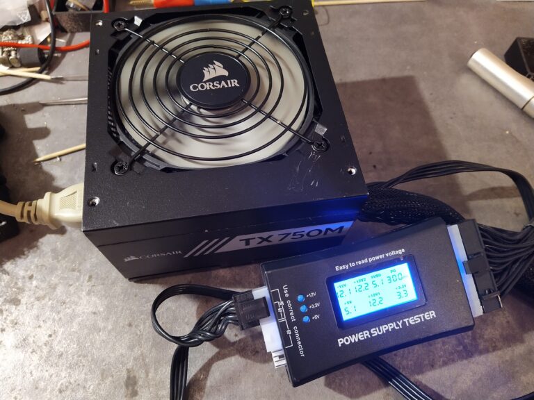 Testování zdroje Corsair TX750M po opravě pomocí testeru PC zdrojů z Aliexpressu.