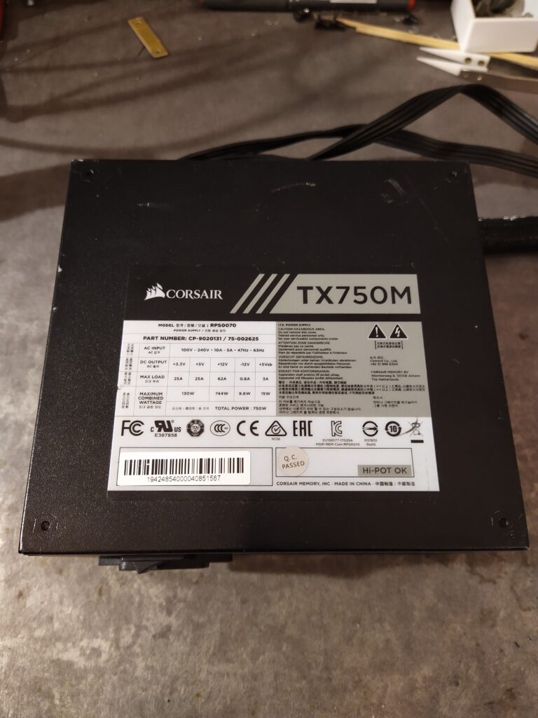 PC zdroj Corsair TX750M shora.