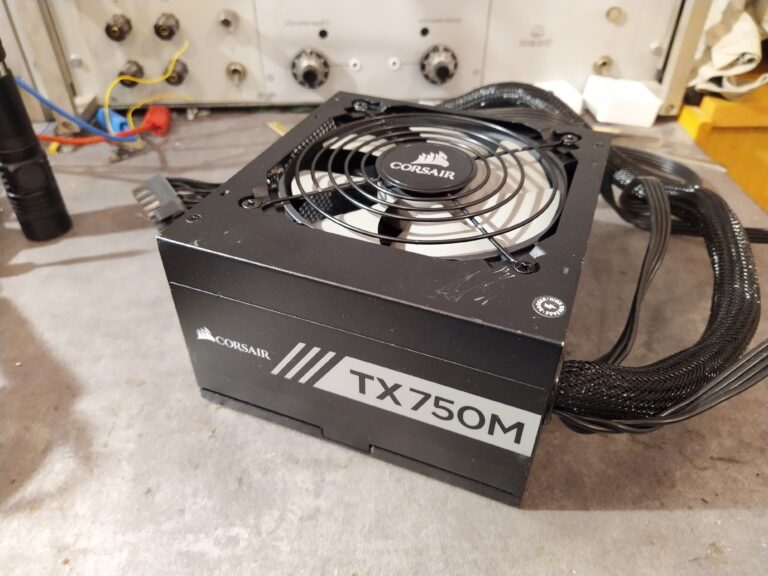 Zdroj Corsair TX750M z boku.