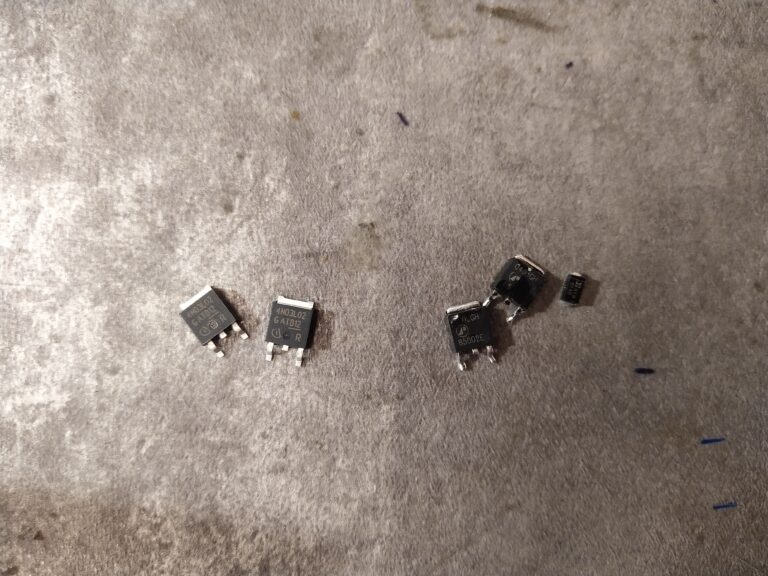 Původní součástky (vpravo) a nové tranzistory (vlevo) do step-down měniče ze zdroje Corsair TX750M.