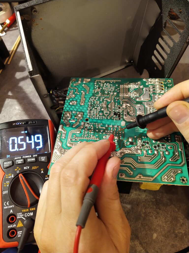 Kontrola další diody na primární straně pomocného zdroje ve zdroji Enermax ERV650AWT. Dioda je dobrá.