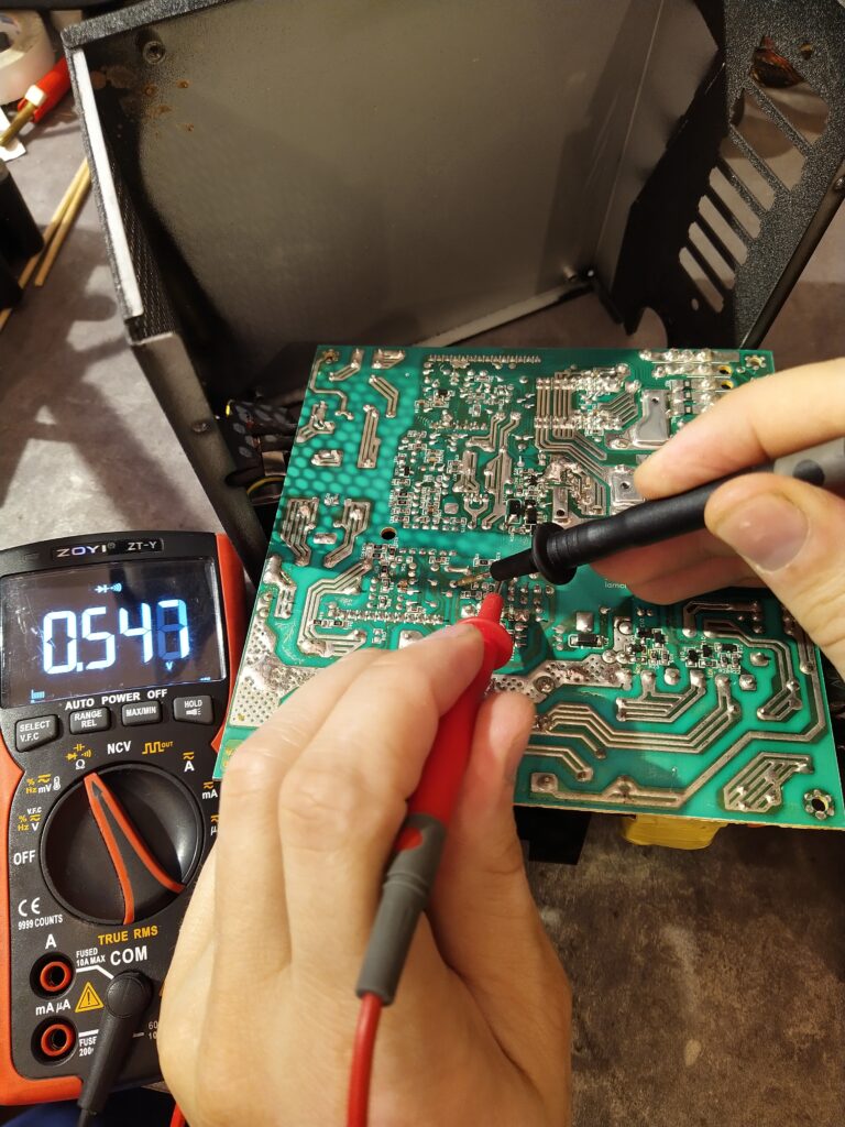 Kontrola jedné z diod na primární straně pomocného zdroje ve zdroji Enermax ERV650AWT. Dioda je dobrá.