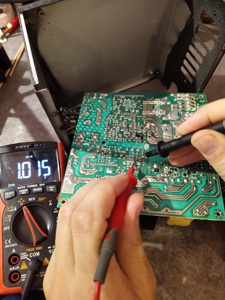 Kontrola hlavního tranzistoru v řídícím obvodu pomocného zdroje ve zdroji Enermax ERV650AWT. Tranzistor je vadný.