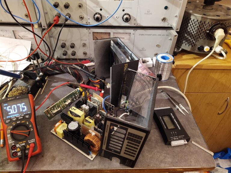 Kontrola výstupního napětí pomocného zdroje ve zdroji Enermax ERV650AWT po opravě.