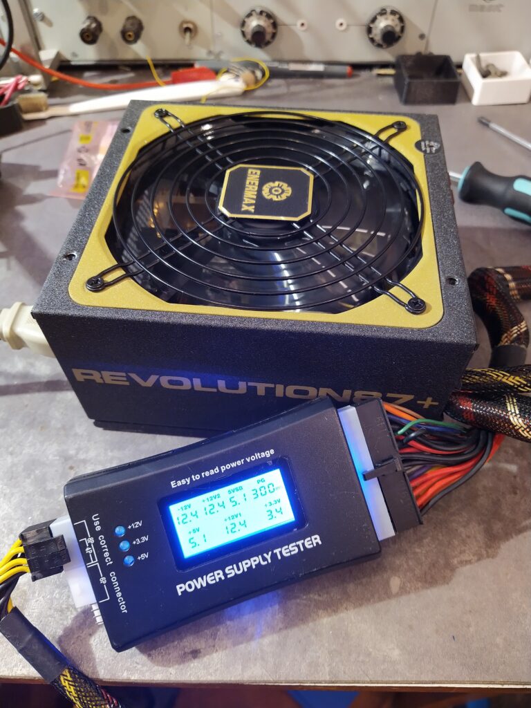 Testování zdroje Enermax ERV650AWT po opravě pomocí testeru PC zdrojů z Aliexpressu.