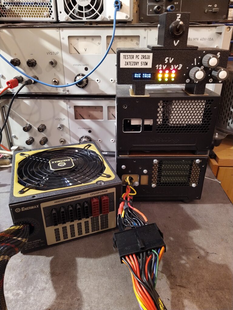 Testování zdroje Enermax ERV650AWT po opravě pomocí zátěžového testeru PC zdrojů na zátěž 510 W.