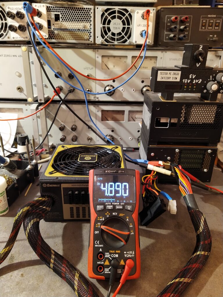 Testování samotného pomocného zdroje ve zdroji Enermax ERV650AWT na zátěž cca 2,5 A. Pokles napětí je vyhovující.