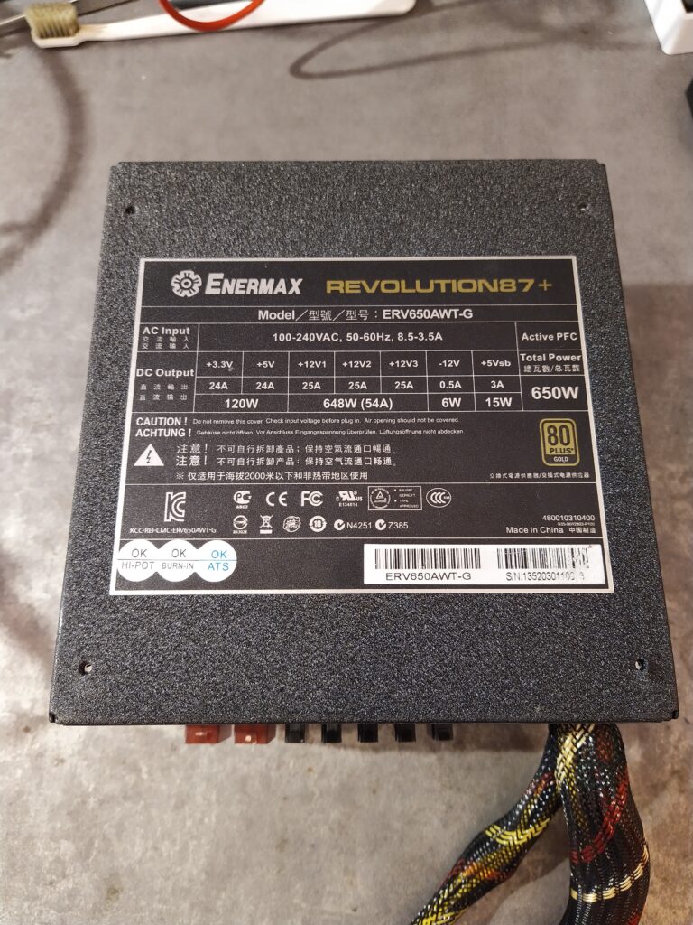 Zdroj Enermax ERV650AWT shora.