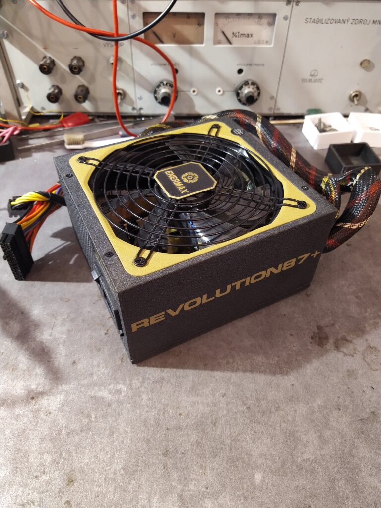 Zdroj Enermax ERV650AWT z boku.