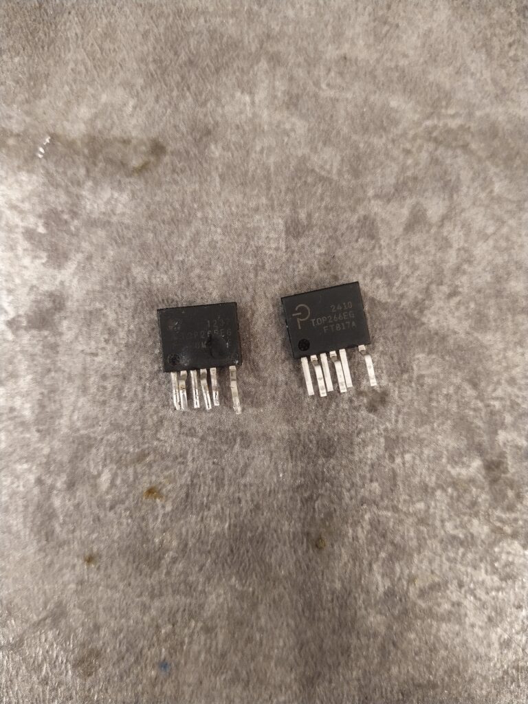 Původní, vadný řídící obvod TOP265EG (vlevo) a nový, výkonnější obvod TOP266EG (vpravo) pomocného zdroje do zdroje Enermax ERV650AWT.