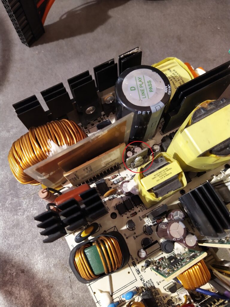 Řídící obvod pomocného zdroje ve zdroji Enermax ERV650AWT.