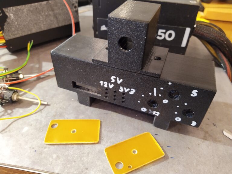 Vytisknutá krabička pro měřič napětí z materiálu PETG s kuprexitovými tepelně izolačními podložkami.