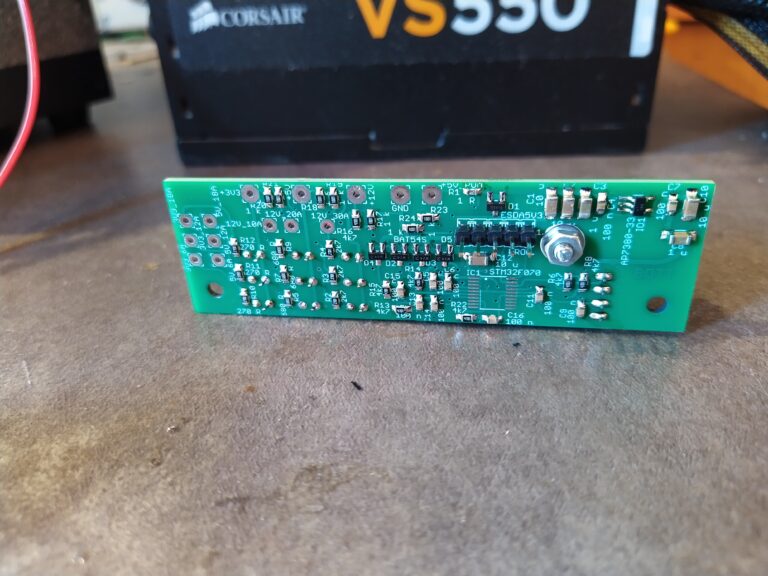 Osazená DPS měřiče napětí ze strany BOTT. Chybí pouze procesor, který kvůli ochraně před ESD osazuji vždy jako poslední.