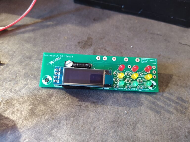 Osazená DPS měřiče napětí ze strany TOP.