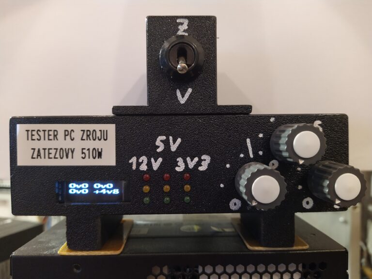 Ovládací panel zátěžového testeru v režimu, kdy je zapnutý vypínač na zdroji. Aktivní je pouze pomocný zdroj (+5 VSB), hlavní zdroj je vypnutý. Na displeji je zobrazováno napětí pomocného zdroje.