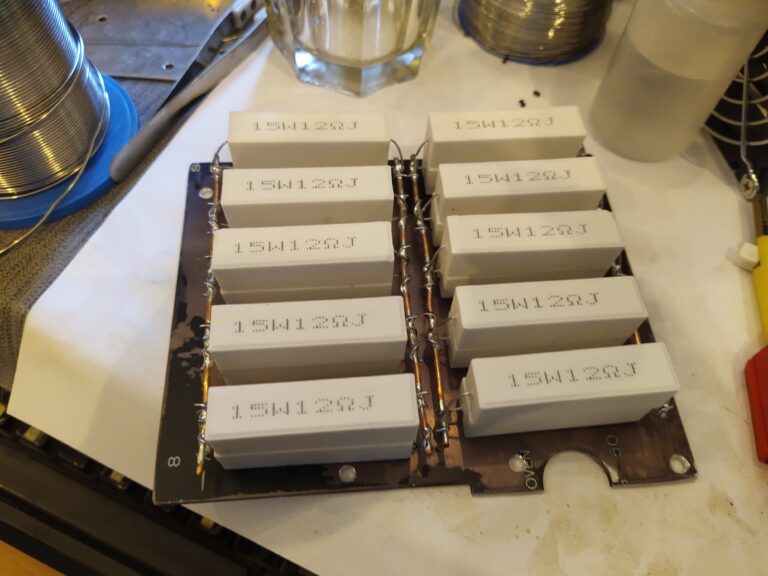 Rezistory pro zátěže +12 V.