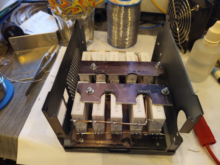 Rezistory pro zátěže +12 V vestavěné do druhé skříňky od PC zdroje.