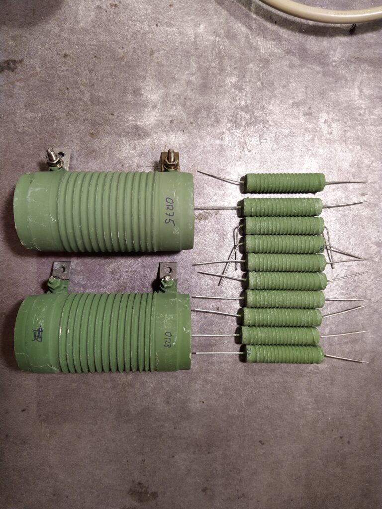 Rezistory pro zátěže +3V3 a +5 V.