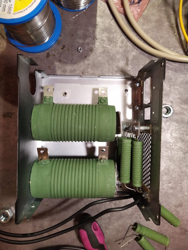 Rezistory pro zátěže +3V3 a +5 V vestavěné do první skříňky od PC zdroje.