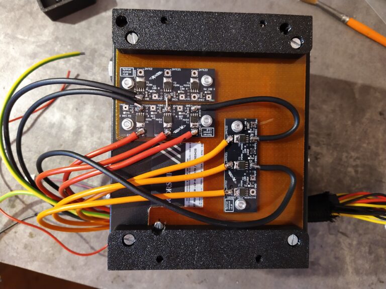 Spínače zátěží zapojené v testeru. DPS spínačů jsem odizoloval od plechové skříňky zdroje zbytkem kuprexitové desky. K propojení rezistorů a spínačů jsem použil vodiče o průřezu 2,5 mm2.