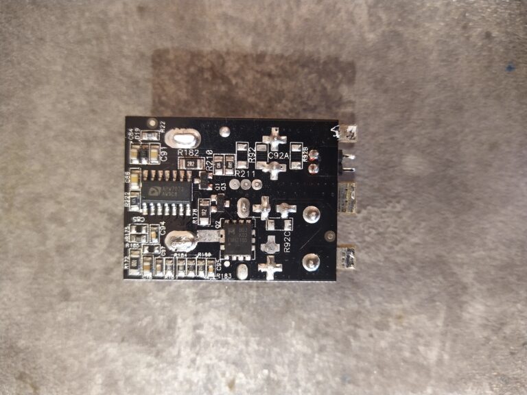 Step-down měnič pro +5V větev ze zdroje Antec NE700G ze spodní strany.